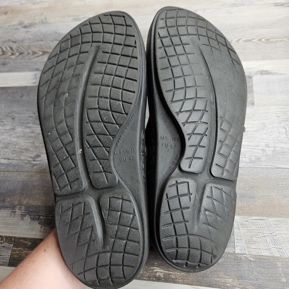 Oofos Black Flip Flop Sandals Size 42 Men\'s 9 or Women\'s 11 main image 7